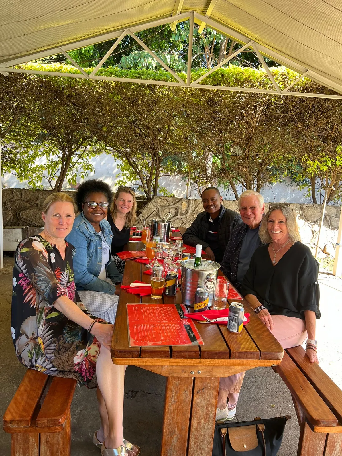 Gemeinsames Treffen mit Freunden und Partnern in Simbabwe.