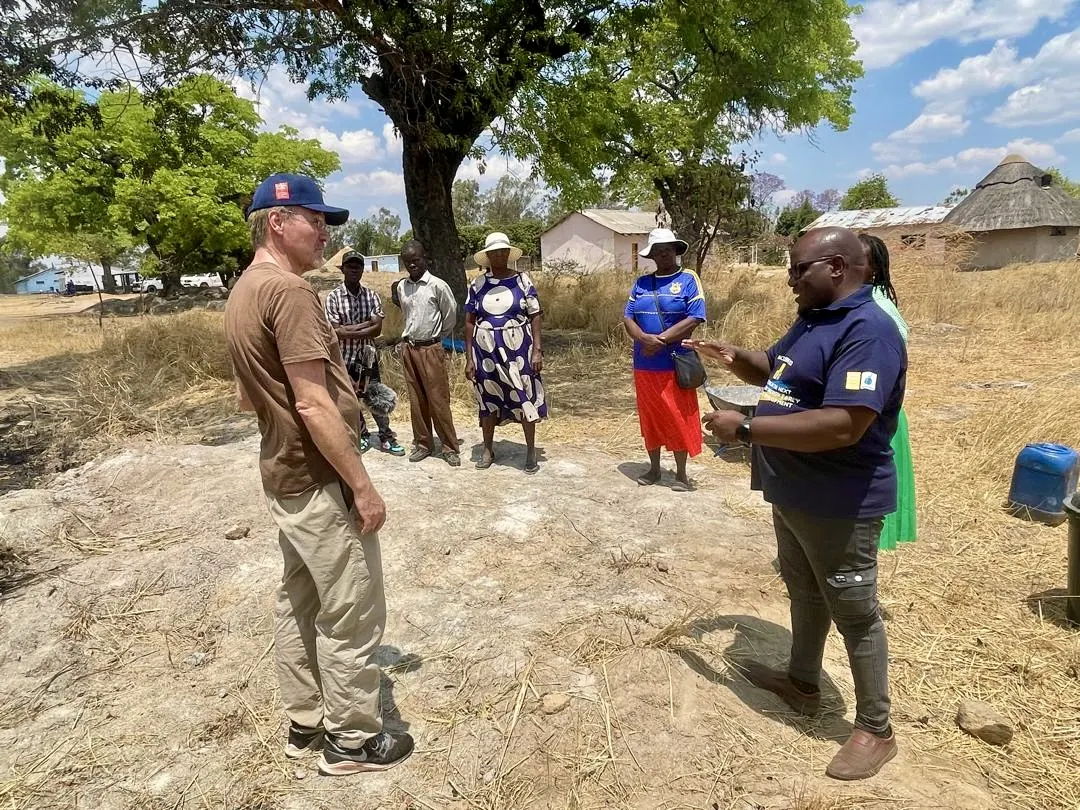 Gespräch bei einem Besuch auf einem Schulgelände in Simbabwe.