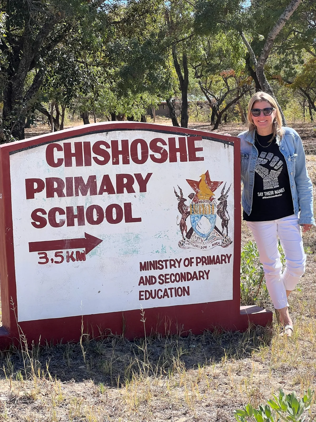 Schild der Chishoshe Primary School in Simbabwe.