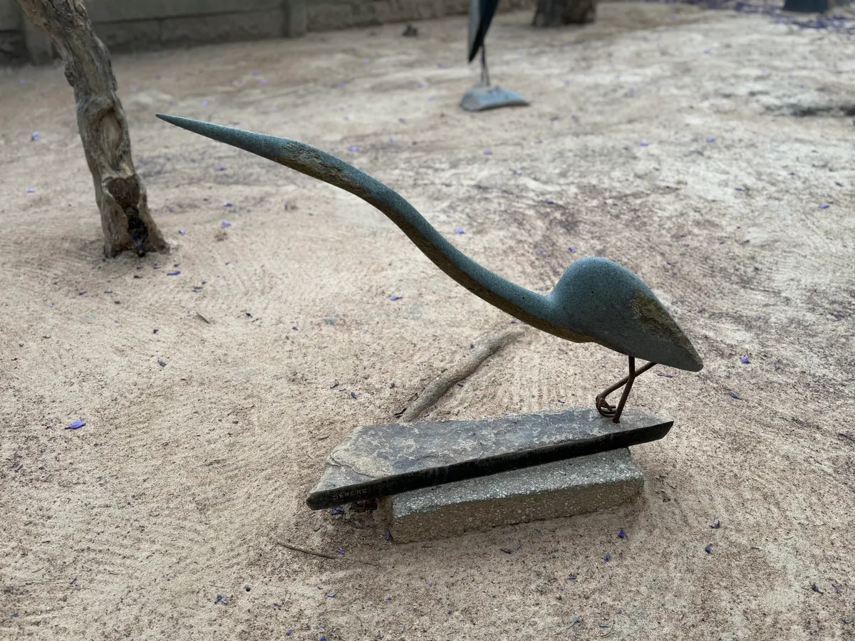 Vogelartige Steinskulptur.