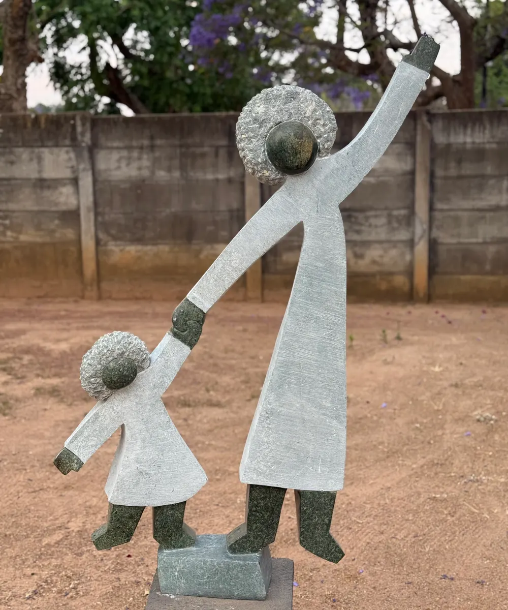 Steinskulptur mit Eltern-Kind-Motiv aus Simbabwe.