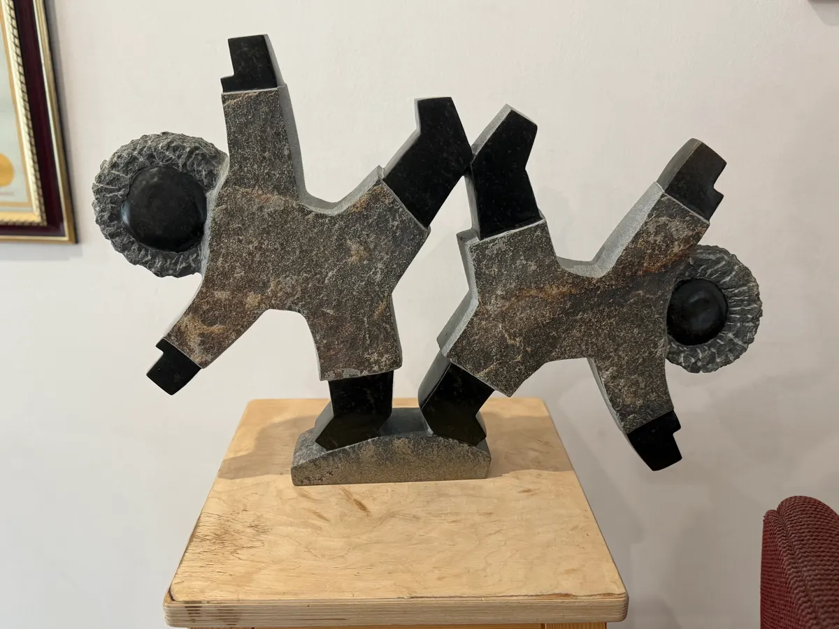 Steinskulptur mit zwei Figuren.
