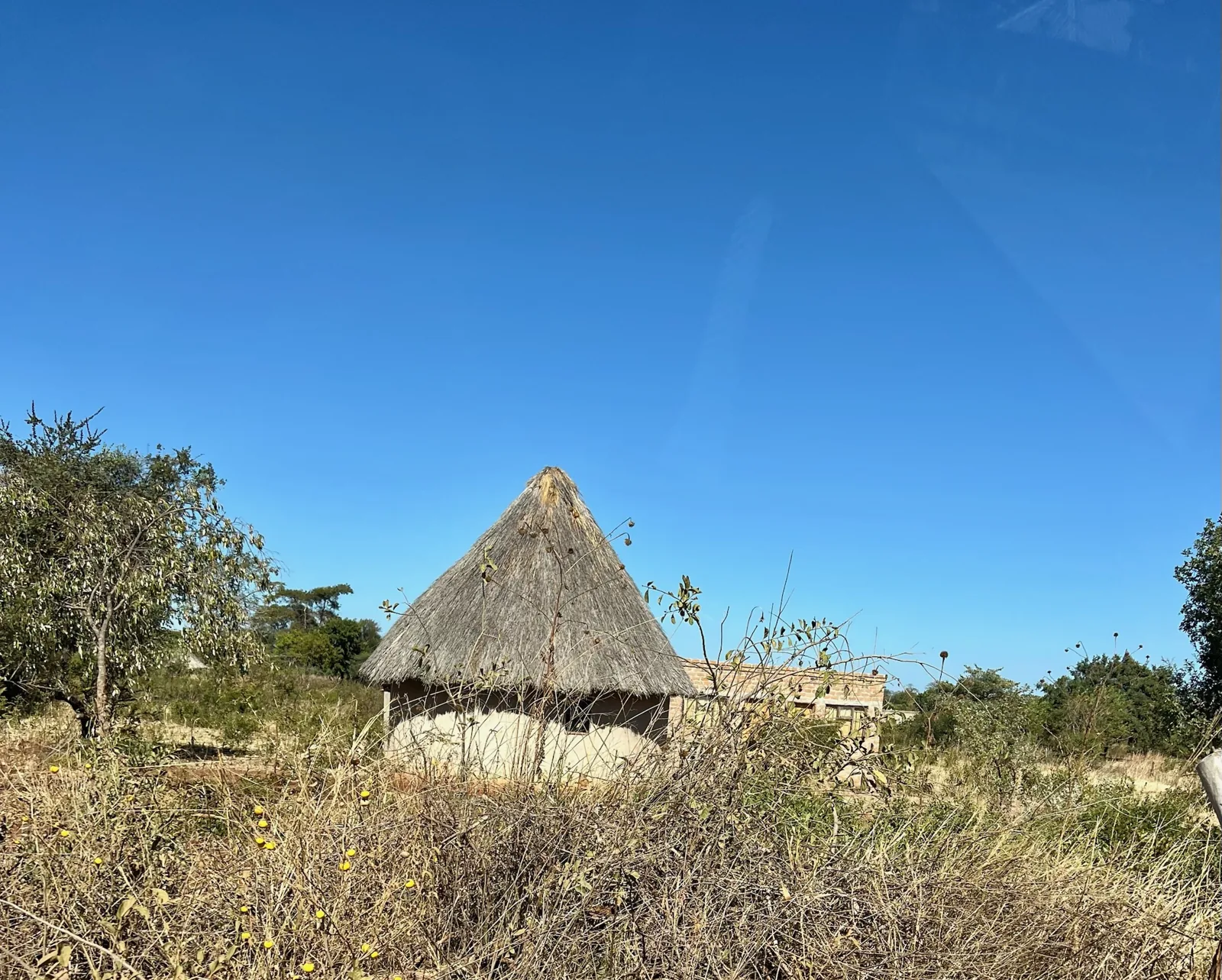 Landschaft und Gebäude in Simbabwe.